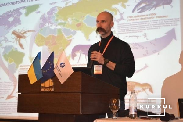 Спеціаліст-аскатолог Олександр Безусий розповідає про розведення раків