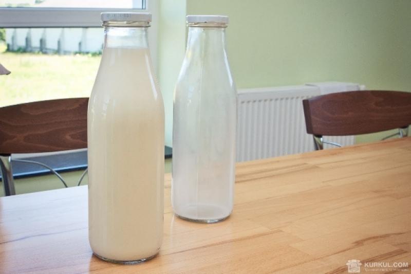 Пляшка молока на столі