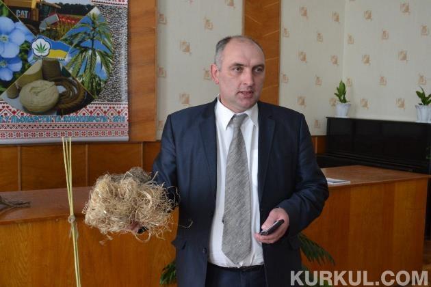 Ігор Маринченко демонструє конопляні волокна на семінарі