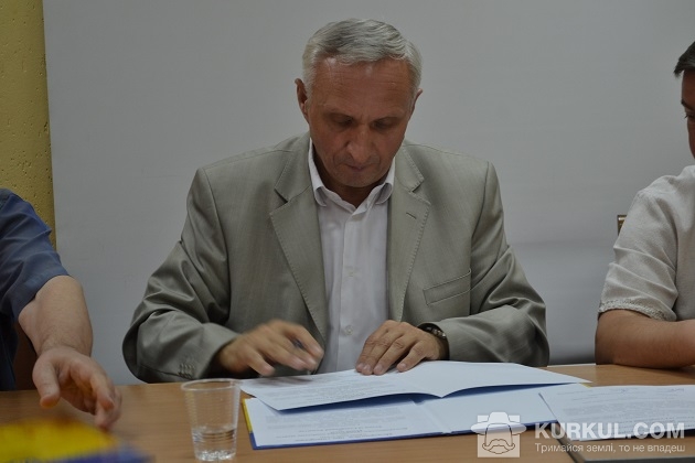 Іван Томич підписує угоду про збереження земель