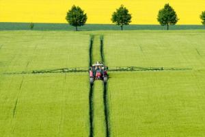 Німецький фермер обробляє поле