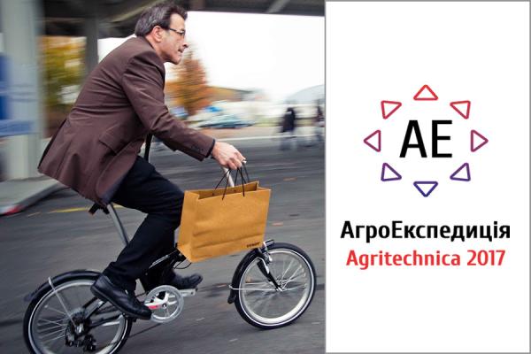 Відвідувач AGRITECHNICA 2015 із сувенірним пакетом Fendt