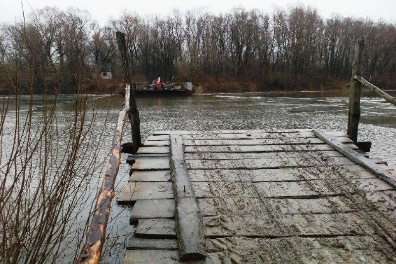 Переправа на Чернігівщині: тут не просто немає моста, а й переправляють вручну, без будь-яких механізмів