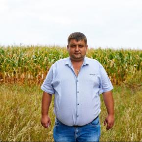 Сергій Галаган, власник ПП «Галаган-Агро» біля посівів кукурудзи свого господарства