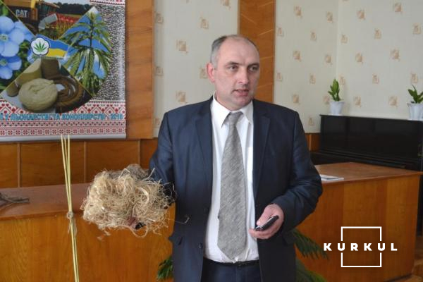 Директор дослідної станції Ігор Маринченко демонструє конопляне волокно