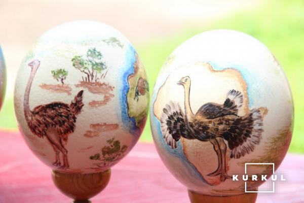 Розмальовані страусині яйця