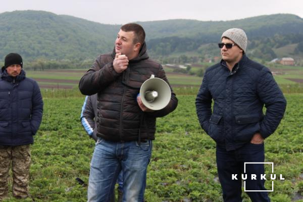 Олег Йовчик, голова СОК «Агрофрут» проводить екскурсію полями