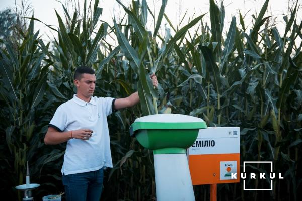 Дмитро Ванжула, технолог з агрономії компанії «КВС-УКРАИНА» демонстрирує роботу устаткування для подрібнення кукурудзи