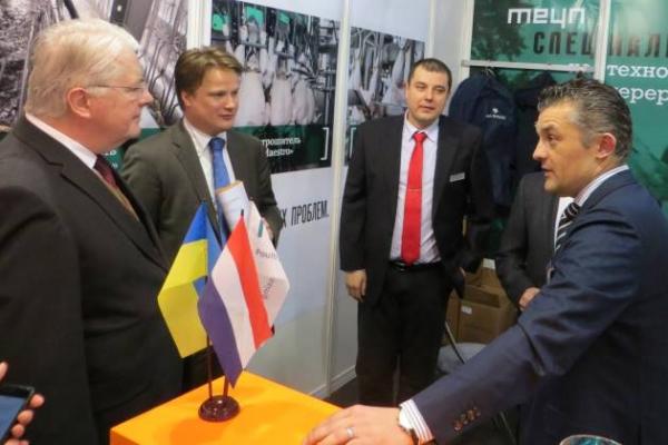 Посол Нідерландів в Україні Кейс Кломпенхаувер разом з учасниками форуму