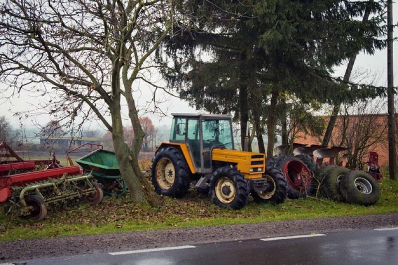 Трактори, що чекають на новий посівний сезон