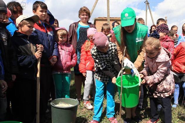 Представники ПНАКу навчили дітей, як правильно посадити дерева