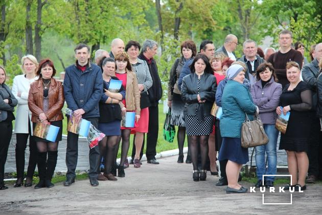 Жителі Кобзівки зібралися, щоб подивитися на відкриття нового пам’ятника