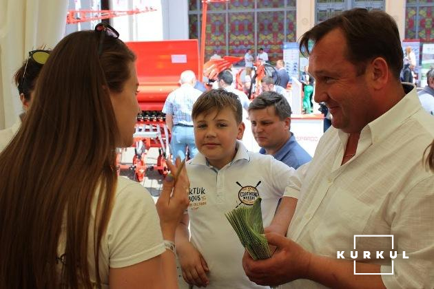 Власник «Волинь-Зерно-Продукту» Євген Дудка завітав на АГРО-2016 разом з родиною
