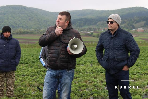 Олег Йовчик, голова СОК «Агрофрут» проводить екскурсію полями
