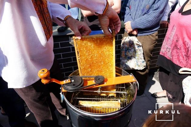 Процес викачки меду