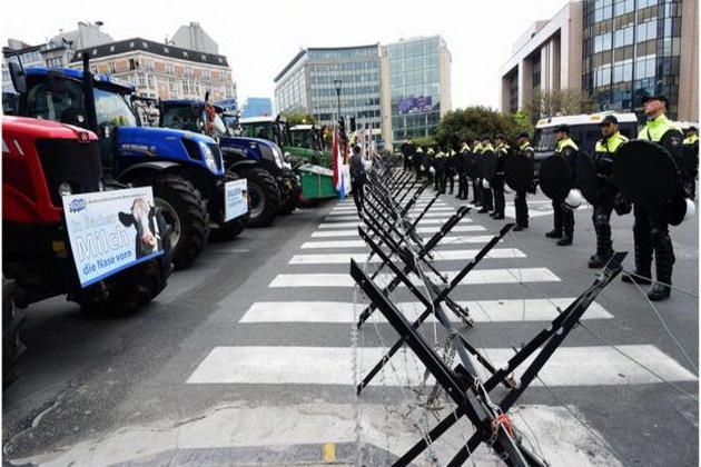 Поліція захищає парламентську будівлю під час мітингу в Брюселі