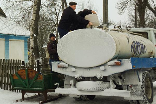 Молоковоз збирає молоко від мешканців с. Терешки