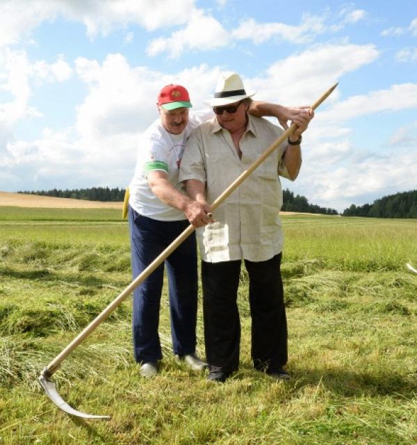 Олександр Лукашенко вчить косити траву Жерара Депардье