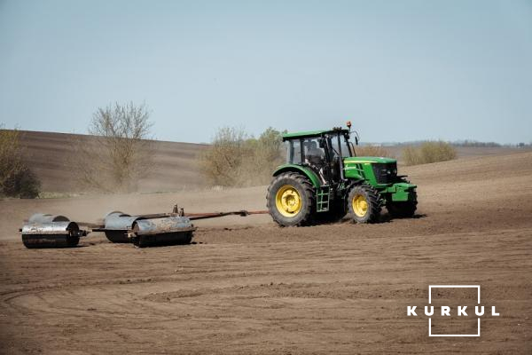 Трактор John Deere прикочує посіви