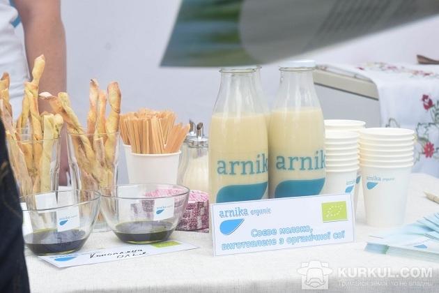 «Арніка» представила зразки органічної сої, озимої пшениці, технічної коноплі, кукурудзи