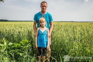Агроном «Промінь-АА» Сергій Карпенко з донечкою