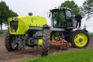 Голландська компанія Boessenkool тестує перший у світі гібридний трактор