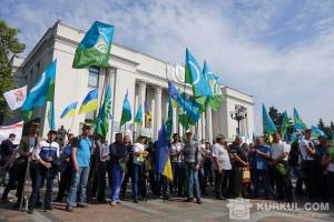 Представники АПУ із прапорами мітингують під стінами Верховної Ради України
