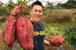 Фермер Чен Юечен зі своїм урожаєм батату