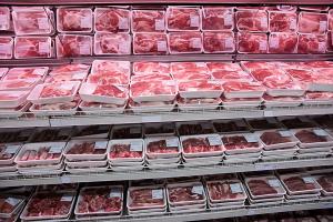М'ясо на полицях супермаркета