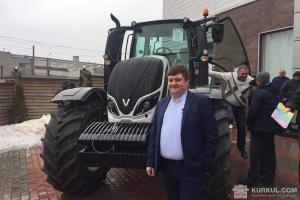 Директор «Агроструктури» Михайло Завада біля Valtra T-серії