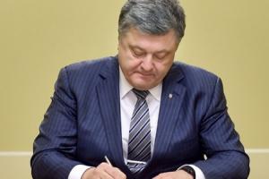 Президент України Петро Порошенко підписав «антирейдерський» земельний закон