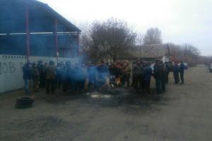 Фермери палять шини перед хлібоприймальним пунктом на Полтащині