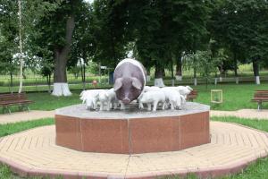 Пам'ятник свині біля Інституту свинарства у Полтаві