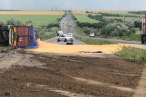 Понад 40 тонн кукурудзи висипалось з вантажівки на Одещині