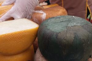 На Полтавщині сировар виробляє ексклюзивні сири в кропиві та з кавою