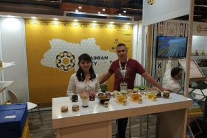 Український мед отримав срібло на виставці Apimondia 2019 