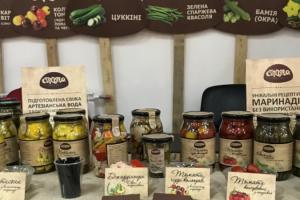 Миколаївський фермер зробив бізнес на екзотичних овочах та консервації