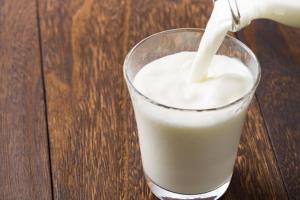 Ціна сировинного молока продовжує зростати