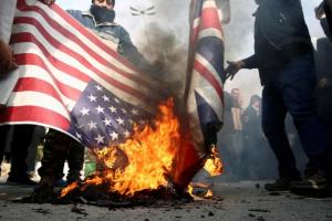 Проклинали США й палили прапори: Іран відреагував на смерть генерала Сулеймані
