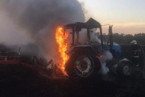 На Дніпропетровщині згорів трактор та два пшеничні поля