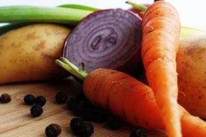 В Україні знижуються ціни на моркву та цибулю