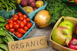Органічні овочі і фрукти