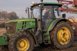 Через брак трактористів фермери запрошують на роботу пенсіонерів
