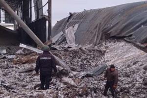 На Харківщині росіяни скинули авіабомби на агропідприємство: зруйновано зерносховище 