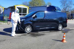 Щоб не допустити ящур в Україну, на кордонах дезинфікують транспорт