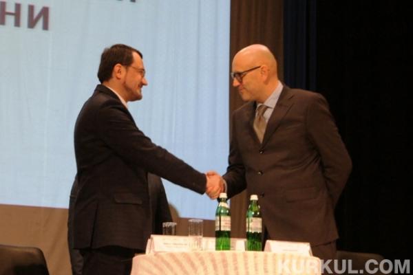 Момент підписання Протоколу про співпрацю між кооператорами України та Італії