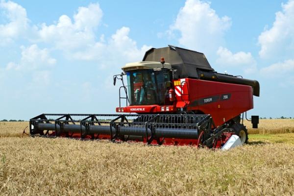 Зернозбиральний комбайн TORUM 750 в роботі