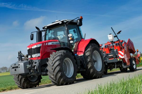 200-сильний чотирьохциліндровий трактор Massey Ferguson 6718 S