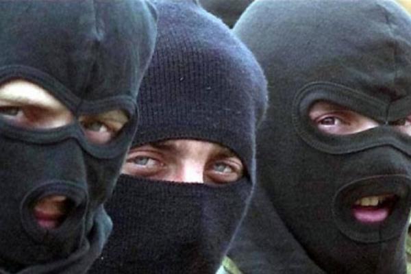 Чоловіки у балаклавах