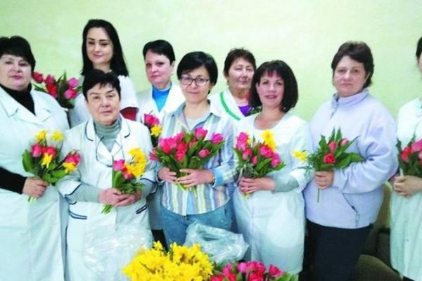 На Херсонщині фермер роздав медикам сотні квітів